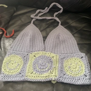 Smiley virkadtopp  - En blå och grön virkad topp med smileys på. 