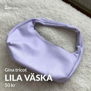 Lila väska  - Lite större lila väska från Gina Tricot. Använd en gång och i nyskick
