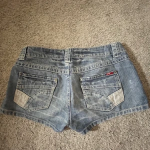 Lågmidjade jeansshorts - Lågmidjade jeansshorts från only