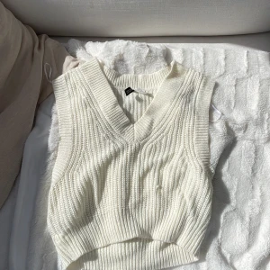 stickad vest - nästan oanvänd jättefin vest🤍