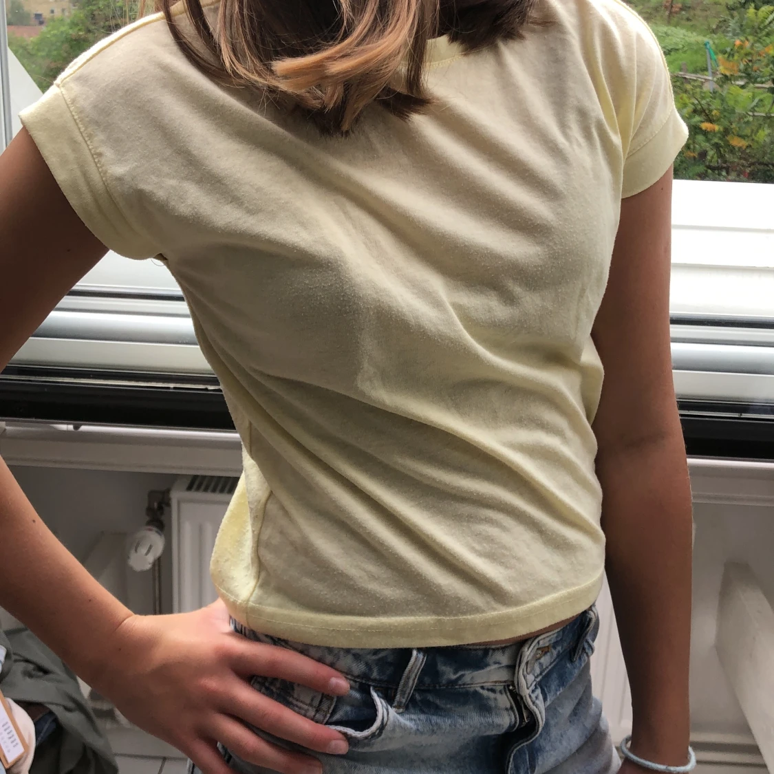 en träningströja i färgen gul