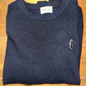 Wood Wood tröja  - Fin tröja från Wood Wood. Använd ca 2 ggr. Återupplagd för att erbjuda fri frakt. 