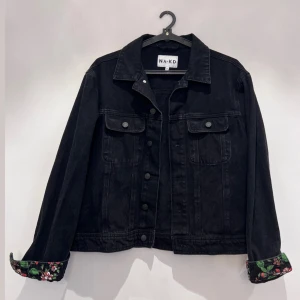 Jeansjacka  - Superfin jeansjacka med blomstertryck. Storlek 38 men passar även en 40