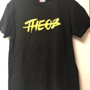 Theoz T-shirt  - I bra skick, använd en del men inte så mycket. Nypris 200kr. Säljer då jag inte är ett fan längre. Finns katt i hemmet. 
