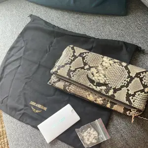 En intressekoll på min så snygga rock wild Zadig väska ❤️‍🔥❤️‍🔥❤️‍🔥 köptes för ungefär 4000❤️ säljer för 2000❤️så cool och unik väska 