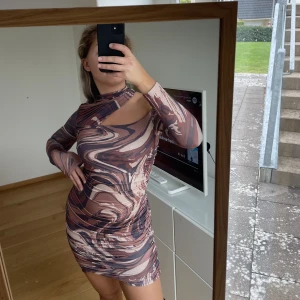 Klänning - En mönster klänning som är otroligt stretchig.  Frakt tillkommer.