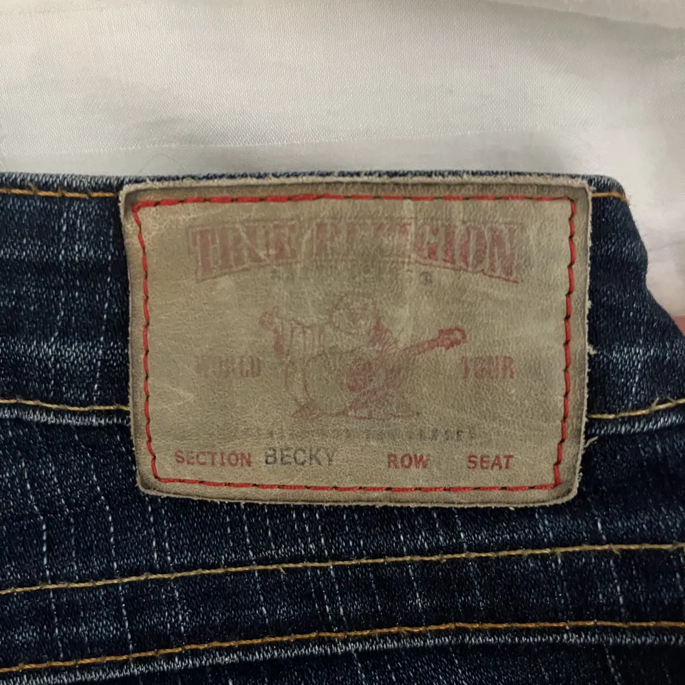 Säljer dessa as snygga true religion jeans då de är lite för små för mig😇💕kontakta vid intresse! Klicka inte på köp nu innan du kontaktat mig💕. Jeans & Byxor.
