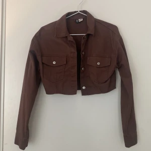 Jeans jacka - Hej! Jag säljer denna helt oanvända bruna jeans jackan för 40kr och den köptes för ca 200kr. Hör av er vid intresse!💗