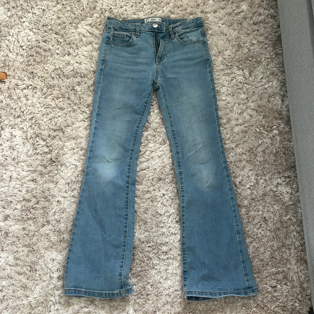  Lowest bootcut jeans blå andvända lite inte slitna alls säljs för de är för korta för mig . Jeans & Byxor.