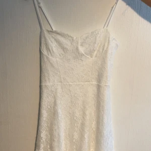 Vit klänning  - Skit snygg vit klänning i storlek s. Använd en gång!