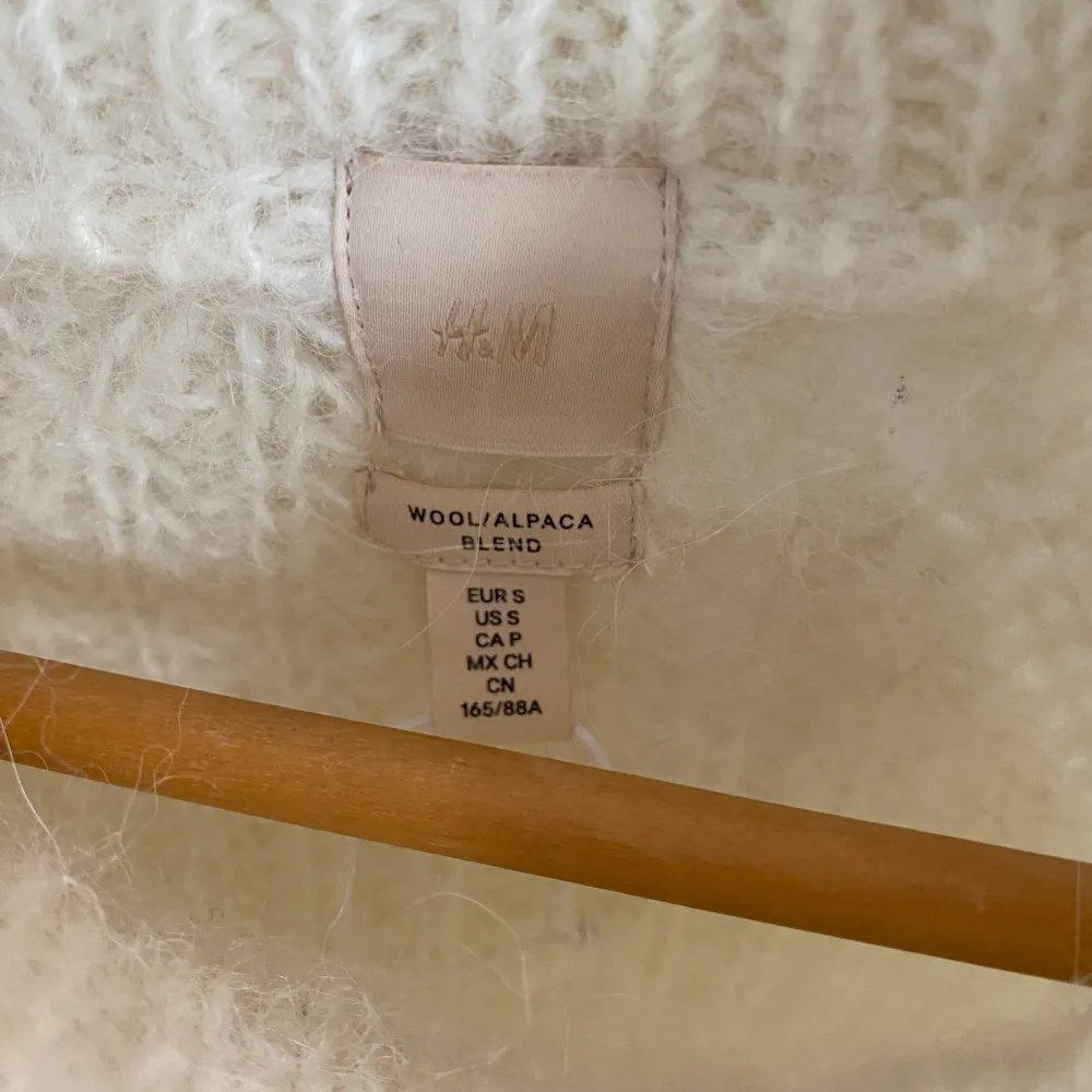 Urhärlig stickad tröja i ull och alpacka från hm. Aldrig andvänd köpt för drygt 1000🌺. Stickat.
