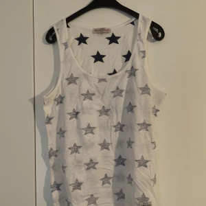 Nästan oanvända linnen - Stjärna (tyget ser ut att vara ut och in) st M. Svart knyt linne st 38. Vitt linne med panter XL
