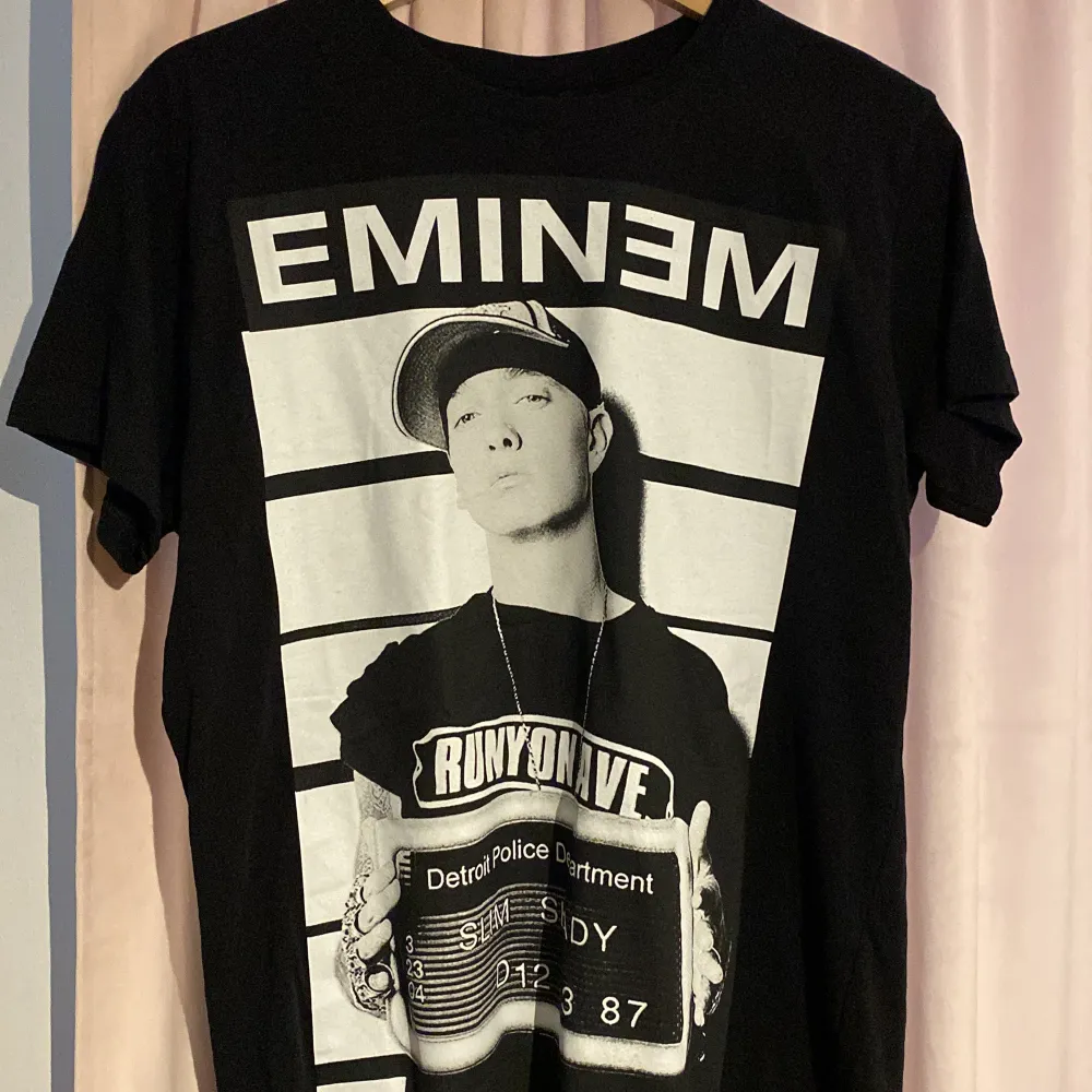 En helt oanvänd eminem Tshirt som jag fick av min syrra! Den kommer inte till användning då jag inte när T-shirtar så ofta annars är den i perfekt skick! :) Det är storlek L men sitter som en M. T-shirts.