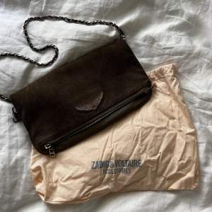 Säljer min bruna mocka Zadig väska (äkta) Den är använd och har rostat på vissa ställen. Kan skicka bilder på de!🩷 Långa kedjan har jag den är bara inte med på bilden! 