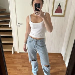 Jeans - Jeans från Gina Tricot med hål i knäna  Storlek 40 