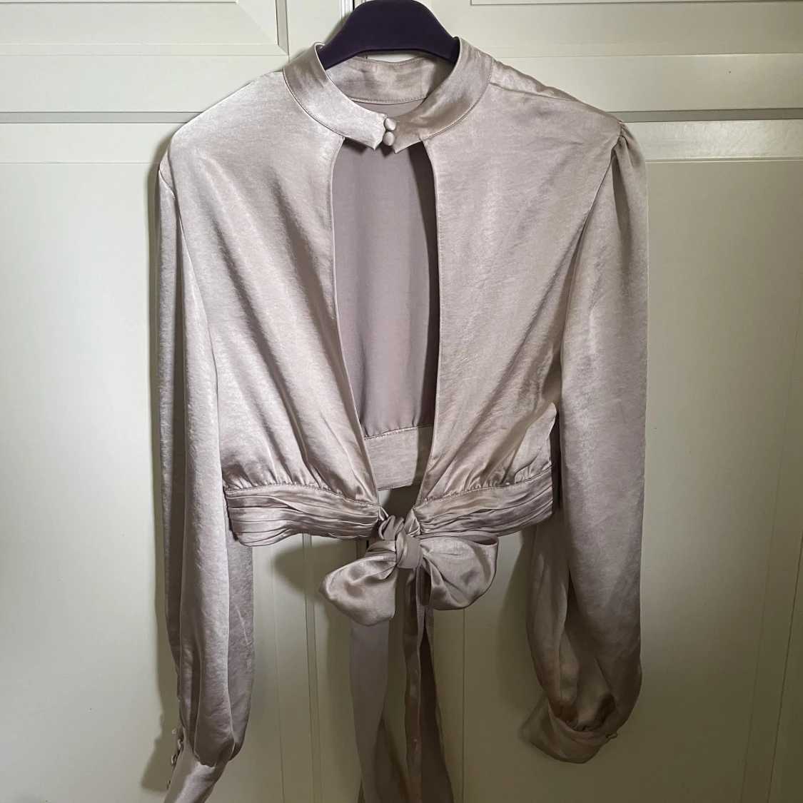 Satinblus med öppenrygg - 90