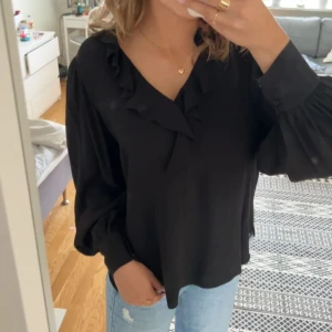 Volangblus - Såå snygg och skön blus, helt ny med lapparna kvar. 100% viskos. Löst sittande och längre bak, verkligen välgjord. Strl 36, budgivning vid flera intressenter💕