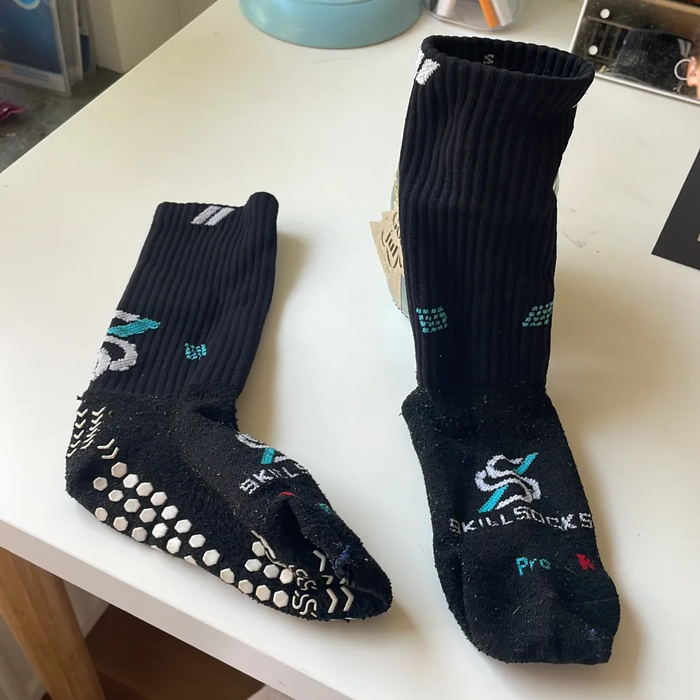 En månad använda skillsocks. Med hyfsat fint skick😊Du står för frakten.. Övrigt.