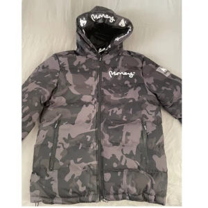 Money Jacka - Money jacka i storlek M. Passar även L. Jackan är kombinerad med stil och komfort och är i perfekt skick. Säljes för att jackan inte passar mig.