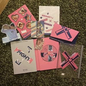 Album- TXT - (TRYCK INTE PÅ KÖP NU) Album av kpop gruppen TXT💖 The chaos chapter: Fight or Escape✨ allt på bilden är det som medföljer, skivan funkar perfekt utan skador. Köparen står för frakten. Kontakta mig om du vill köpa💌