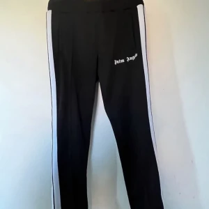 Palm Angels Byxor - Palm Angels byxor som inte är jätte använda, skick är 8,5/10. Köpta 2021 men har inte använt dom senaste året pga att dom varit för små. Men sen glömde jag bort dom så har dom bara legat i garderoben. Kom privat för mer bilder
