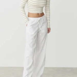 Linne byxor! 🌟 - Säljer dessa vita linnebyxor från gina tricot då de inte används 💕 sitter low waist och är super sköna! Använda en gång men har inga fläckar eller håll, ser oanvända ut 😊 Det är i storlek S men även M skulle kunna ha de 💗 Köpta för 400kr! 