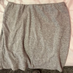 Grå kjol - Säljer en grå kjol, eftersom att den är för liten, den är för kort på mig där bak💞 priset går att diskutera, ni betalar frakt❗️