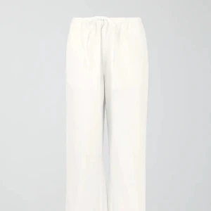 linnebyxor från gina - hej! jag säljer nu dessa linnebyxorna i väldigt gott skick från gina. de är använda ett fåtal gånger och säljs de då de sällan används. det är en liten fläck på baksidan av ena benet som knappt syns, men det är värt att nämna! nypris är 400 kr 💓