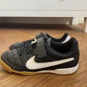 nike tiempo sneakers - Skorna är storlek 35. Köpte de nya second hand, upptäckte efter att jag hade haft på de två gånger att de var alldeles för små. De är alltså typ helt nya och rena.