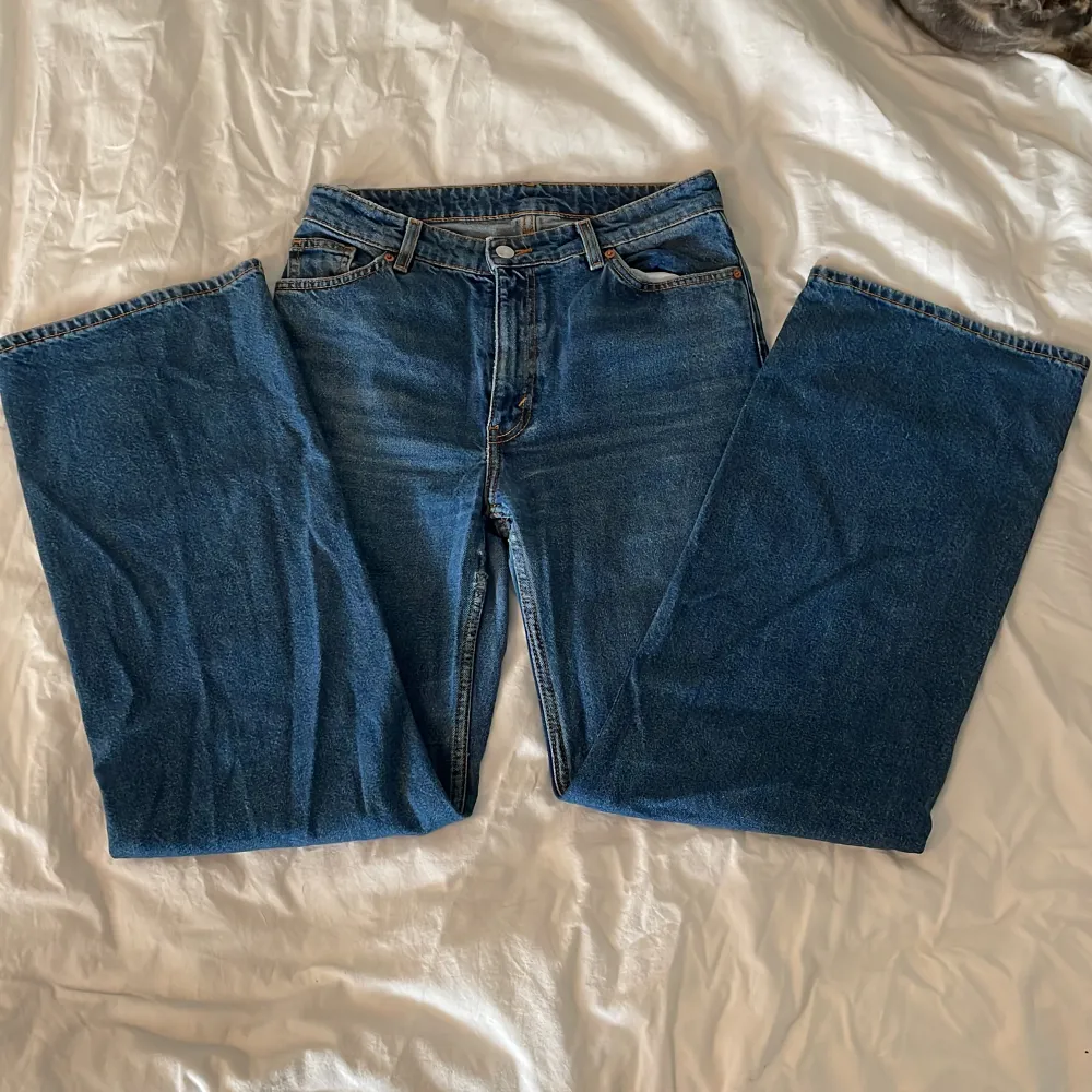 Ett par blåa jeans. Det är använda men inte slitna. I storlek 36. Pris kan prutas . Jeans & Byxor.