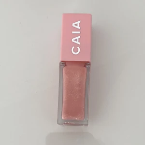 Caia Pinky Gloss  - Fint pinky gloss från Caia! Det var en present och blev fel färg, han inte lämna tillbaka den. Har testat den en gång, så är nästan helt oanvänd! Den är så liten och därför kommer den att påstås i ett brev! Orginalpriset är 195 men säljer för 65kr+frakt💕