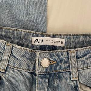 Jättefina jeans från Zara i storlek 24. Små defekter på ena byxbenet men annars perfekt skick. Läs bio och skriv vid frågor. Tryck gärna på köp nu🫶