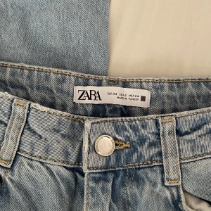 Zara jeans  - Jättefina jeans från Zara i storlek 24. Små defekter på ena byxbenet men annars perfekt skick. Läs bio och skriv vid frågor. Tryck gärna på köp nu🫶