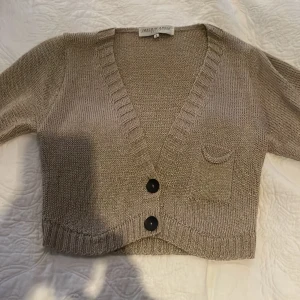 Stickad tröja - Söt stickad kortärmad tröja, storlek 1 vilket motsvarar xs ungefär😊😊. 