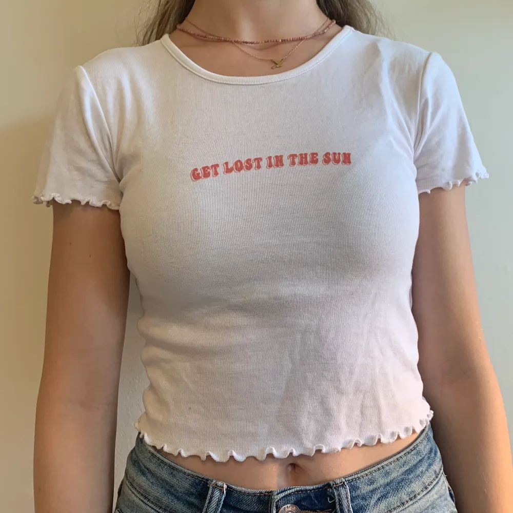 Fin crop top från ginatricot i storlek xxs med texten ’get lost in the sun’. Bara använd ett fåtal gånger. Nypris 180kr (men jag säljer för 20kr!☺️).. T-shirts.