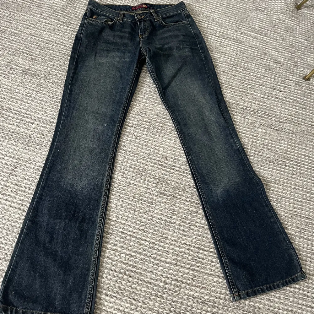 Säljer ett par jättesnygga lågmidjade bootcut jeans i väldigt bra skick. Storlek 27 i färgen mörkblå. Köparen står för frakten, skriv för fler bilder eller frågor😊🤍. Jeans & Byxor.