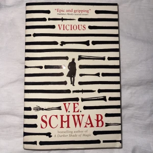 Vicious V.E SCHWAB - FRI FRAKT. En bok som under många år har varit mångas favorit. Det är en av mina favoriter som jag läst i år! (Den är på engelska) fint skick och köptes i år.