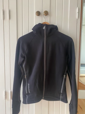 klassisk Houdini-fleece - Klassisk Houdini-fleece tillverkad i det exceptionella tyget Power Stretch PRO från Polartrc. Använt en gång, mycket bra kvalitet. Original pris 2400 kr