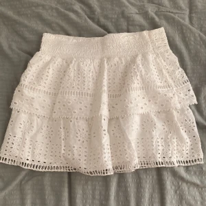 Vit kjol - Jätte snygg zara kjol i ny skick! Kjolen har använts fåtal gånger och är i storleken 11-12år, men passar också som XS. Den finns inte kvar på hemsidan längre men liknande går för 250kr, säljer kjolen för 120kr + frakt 💕😜