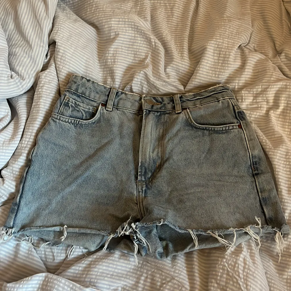 Ljusblå jeansshorts från bik bok i storlek s. Dm för frågor 💞. Shorts.