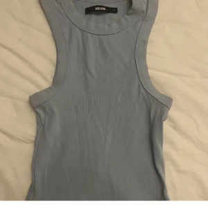 Linne - Säljer detta blåa linnet från bikbok. Linnet är lite längre över magen än vad den är på ryggen som ni kan se på bild 2. 