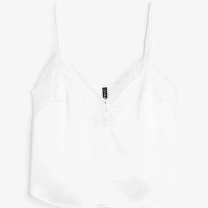 Vitt spets linne  - Säljer detta vita spetslinne från Hm strl xs🤍Helt nytt och oanvänt, fick hem för någon dag sedan men var tyvärr för litet för mig! Ordinarie pris: 229kr Mitt pris: 65💗 Har även i svart och ljusgult!