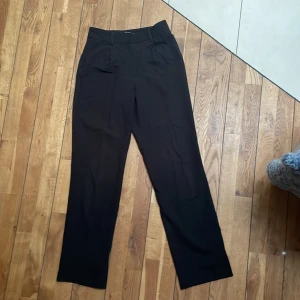 Svarta kostymbyxor - Ett par kostymbyxor som knappt är använda. Har inga missfärgningar, hål eller slitningar, är princip som nya. Är i storlek 34. Skriv för fler bilder eller funderingar (: