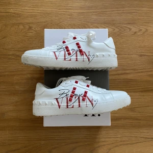 ”Be my VLTN” Valentinoskor - Skitsnygga nitade Valentinoskor med texten ”Be my VLTN”. Storlek 39 men sitter lite tight och har därför inte använts många gånger. Smuts och slitage på undersidan men alla nitar och dekaler är hela och rena. Fråga gärna om fler bilder😄