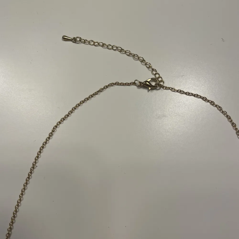 Guldfärgat halsband från Ur & Penn, som inte har använts. . Accessoarer.