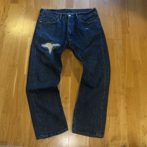 Levis 505 - Levis 505 jeans. Egengjord destressing. Står 36/30 men sitter som 34/32 ungefär. Jag är runt 185cm och dessa passar mig. 