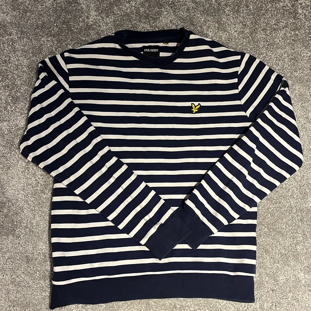 Lyle & Scott långärmad t shirt. Storlek : M, herr. Original pris: 449kr Säljer för 349kr. Tröjor & Koftor.