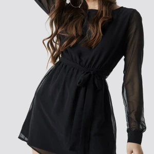 Klänning nakd - Super fin men väl använd klänning från nakd, ena fästet till banden kring midjan är sönder men inget som syns när man har på sig den. Priset går att diskuteras vid snabb affär🤍 nypris 419kr