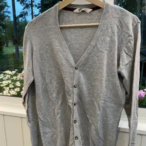 En stickad cardigan från H&M i storlek 170, vilket är S. Den är i fint skick