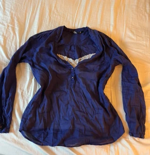 Blå Blus - Säljer denna söta blus då den tyvärr inte kommer till använding. Den är i fint skick utan skador. Skriv privat om ni har frågor💙